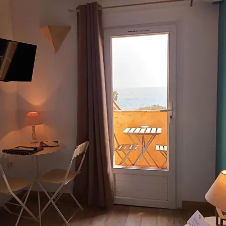 ホテル Les Calanques 3*