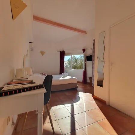 Les Calanques 3* レ・ズィサンブル