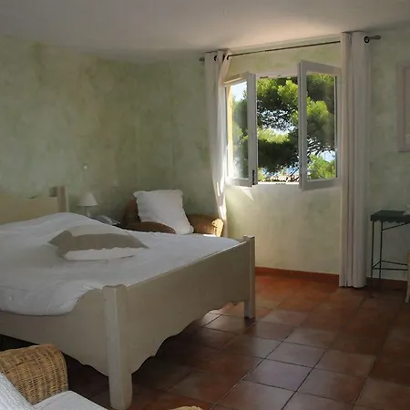 Les Calanques 3* レ・ズィサンブル