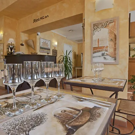 Les Calanques 3* レ・ズィサンブル