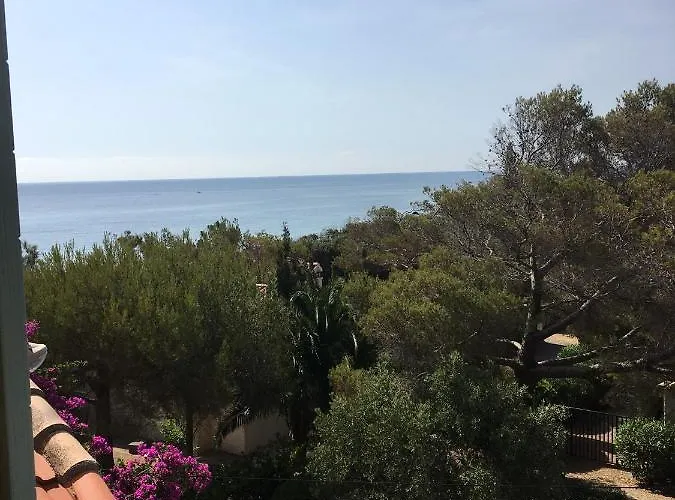 Les Calanques فندق لي إيسامبر