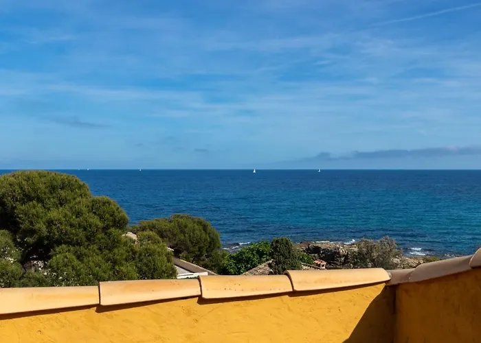 Les Calanques 3* لي إيسامبر