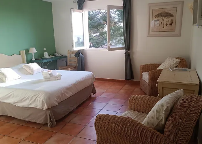 Les Calanques فندق لي إيسامبر
