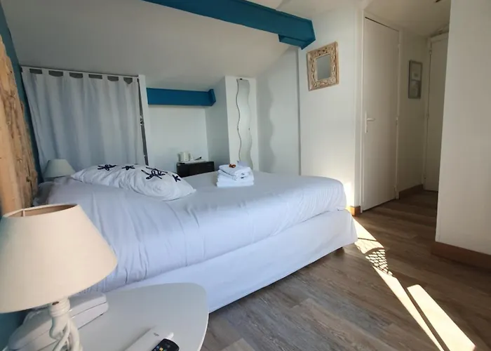 Les Calanques 3* لي إيسامبر