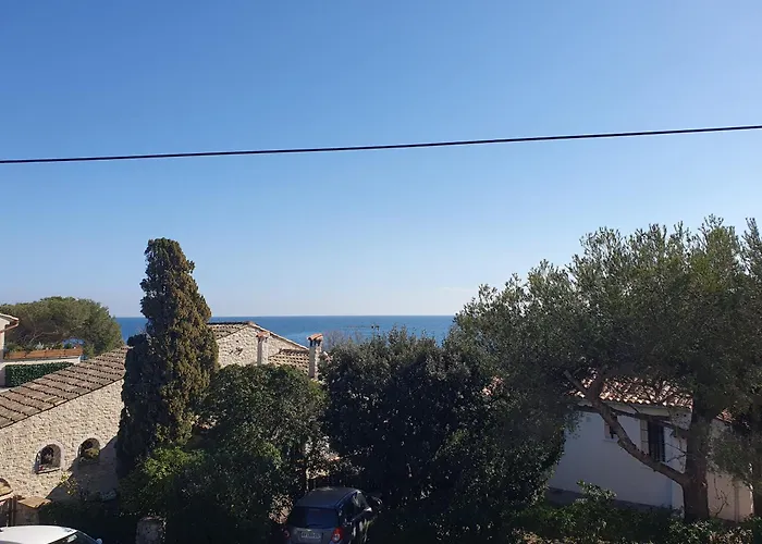 Les Calanques فندق 3*
