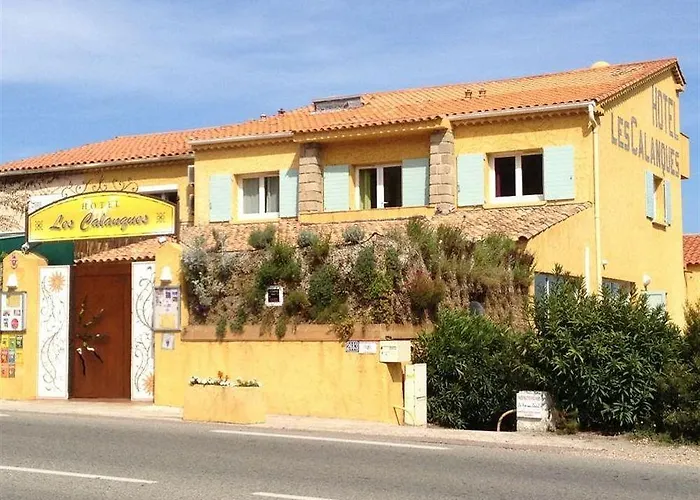 Les Calanques فندق لي إيسامبر