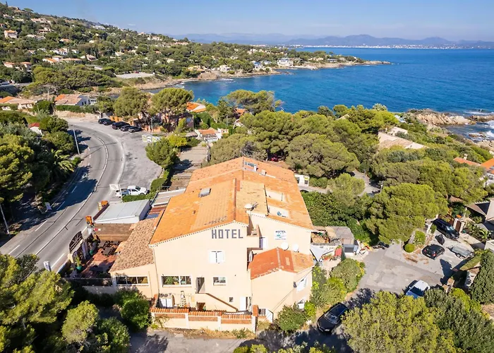 Les Calanques فندق لي إيسامبر